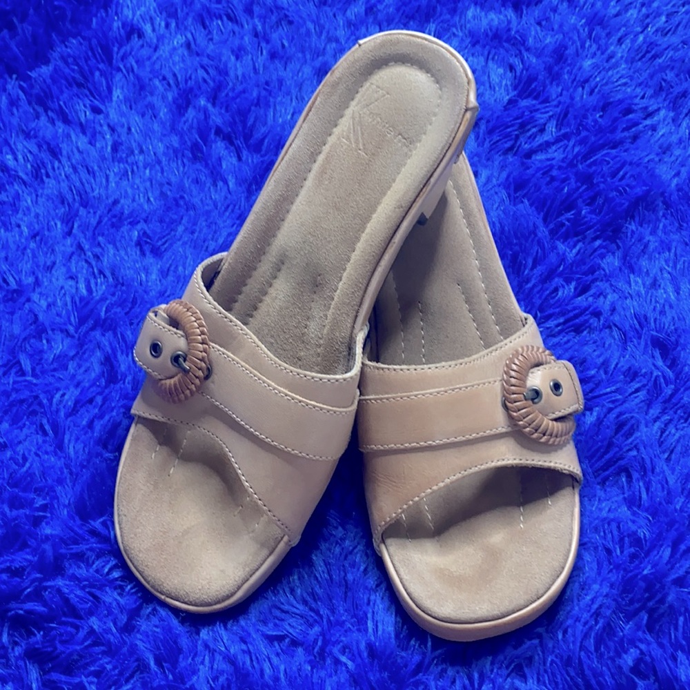 White Mountain Tan Leather Slip On Cushion Wedge Heel Sandals Size 8